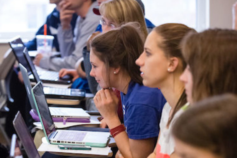 UI students use laptops